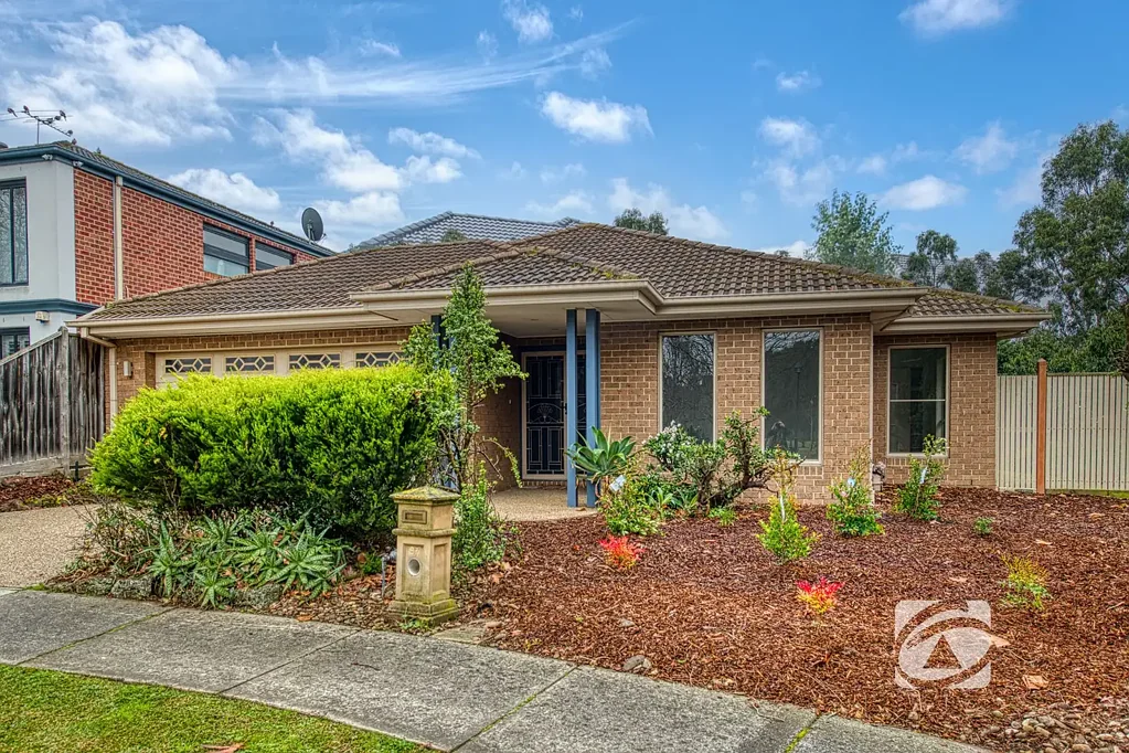 Narre Warren South 4房 公园绿地环绕 独特邻居优势 新近粉刷 三四卧灵活布局 主卧带套 娱乐厨房 中央岛台 开放式起居 自然采光 水道景观 中央空调 两车位车库 隐私便利生活 Tranquil Living with Parkland Backdrop
