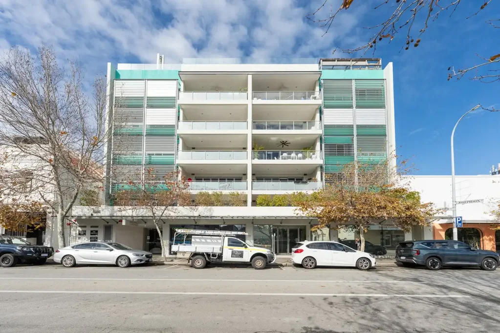 Fremantle 3房  DON’T MISS THIS FREO GEM – RARE 3-BEDROOM LUXURY APARTMENT IN THE HEART OF GALLERY SUITES, FREMANTLE’S VIBRANT HARBOUR PRECINCT.