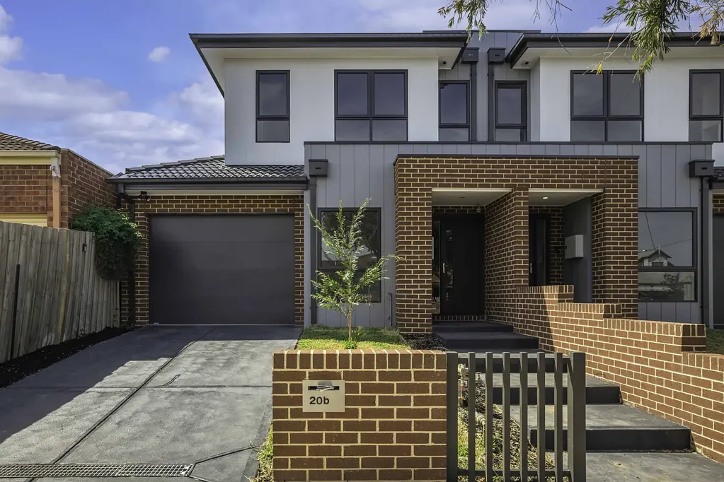 GRAND TOWN RESIDENCE WITH OWN DRIVEWAY