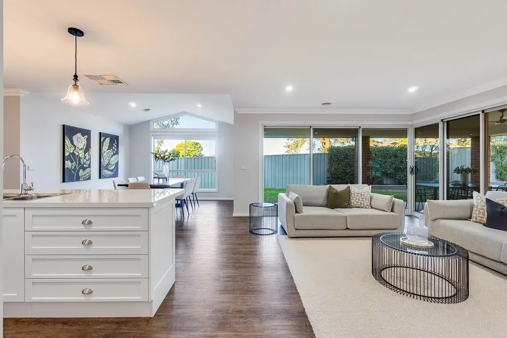Thurgoona 4房  Architectural Flair Meets Natural Serenity in Thurgoona with Raked Ceilings & A Gourmet Chef's Kitchen