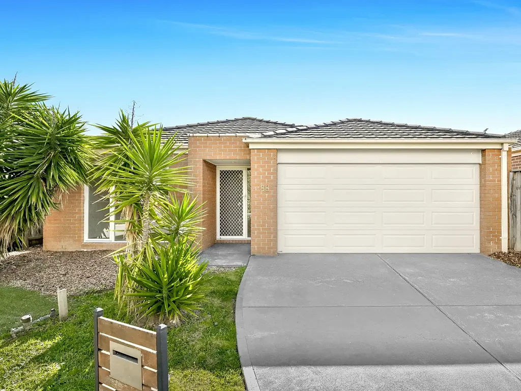 Pakenham 3 Bedroom Perfectly Positioned in Fallingwater Estate!