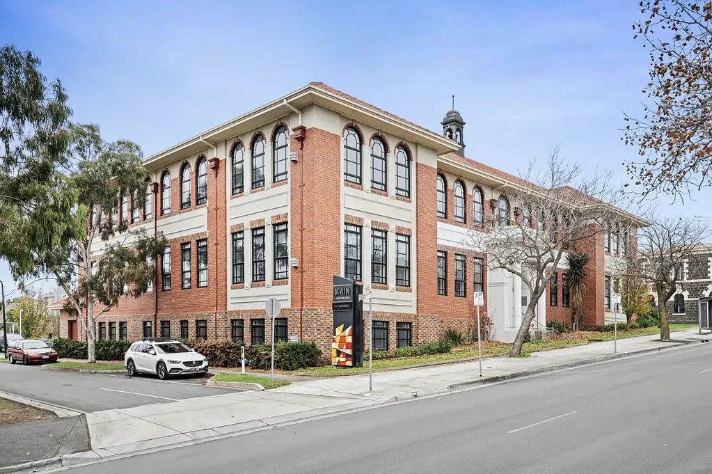 Geelong 1房  New York Style Luxury in Historic 1926 Landmark - Turn-Key Living Steps from Geelong CBD