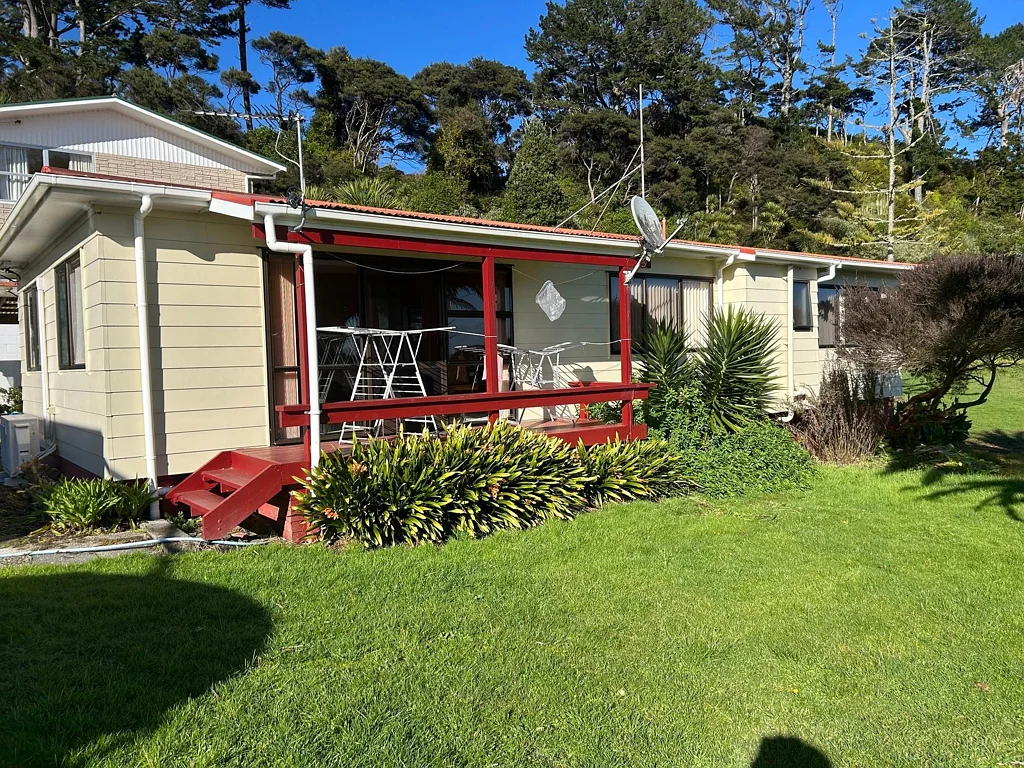 Sunny Lock-Wood Home & Massive 4-Bay Shed