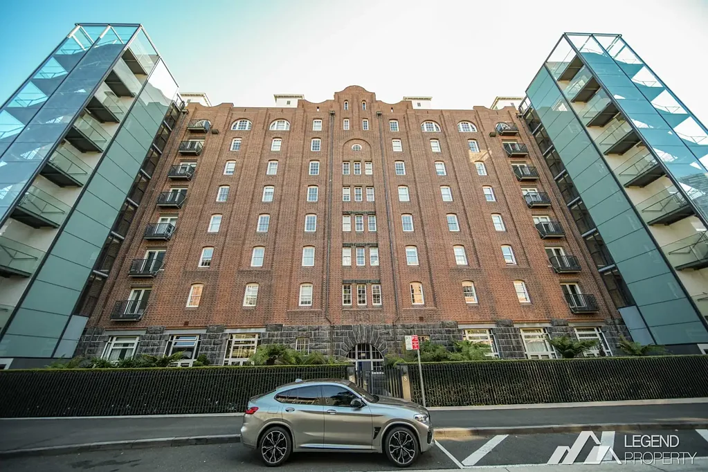 Exquisite 2-Bedroom Luxury Apartment in a Serene Harbourside Setting