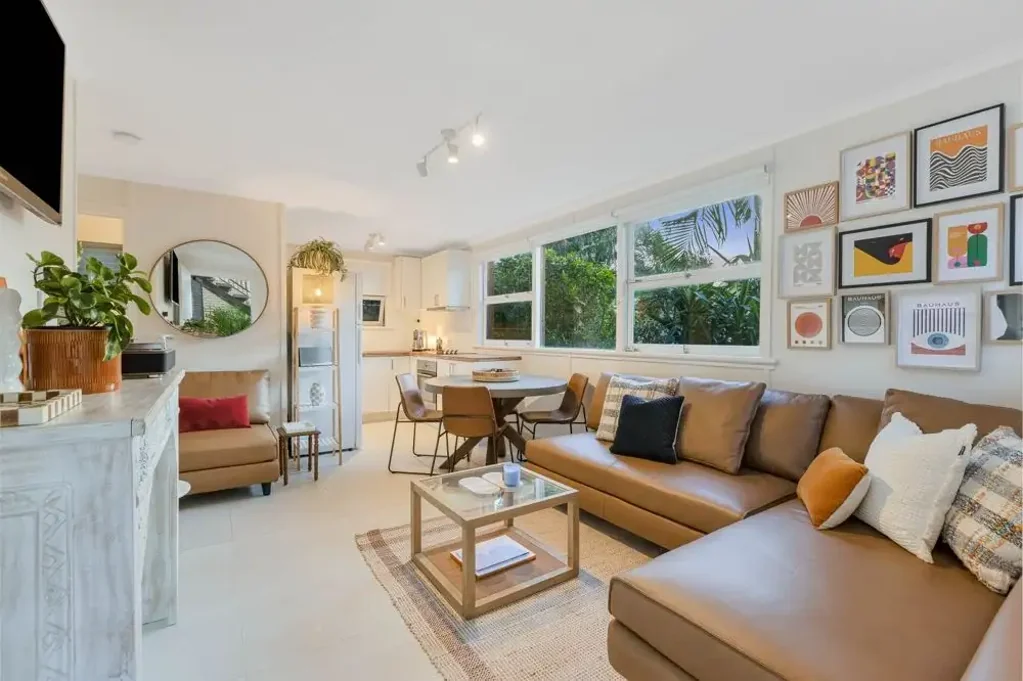BRIGHT AND SUNNY UNFURNISHED UNIT JUST FOOTSTEPS TO BEAUTIFUL KIRRA BEACH