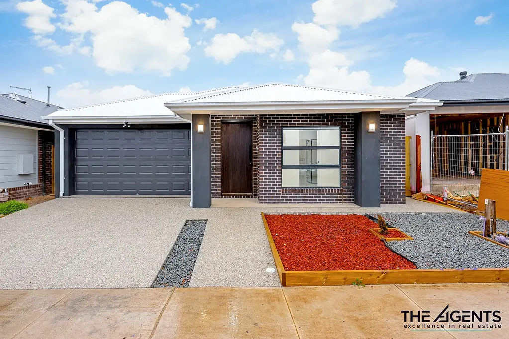 LUXURY FAMILY HOME WITH PREMIUM UPGRADES & MULTIPLE LIVING AREAS