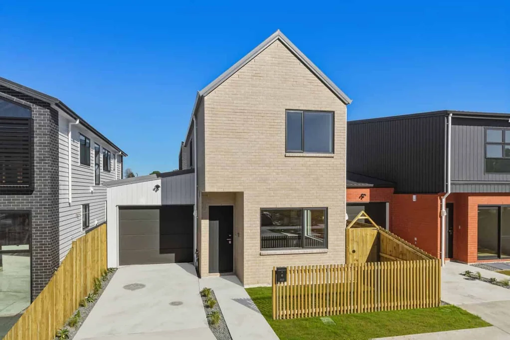 Opaheke 3 Bedroom Brand New Brick Standalone with Garage