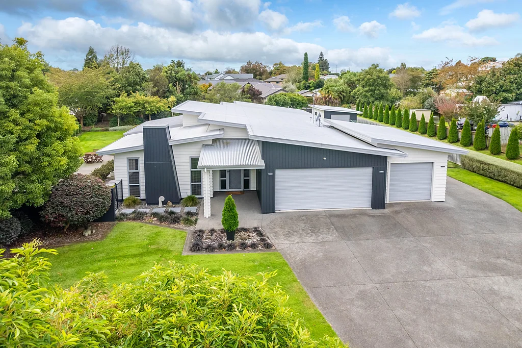 Te Awamutu 4ห้องนอน Quality Home, Generous Section with Ample Garaging