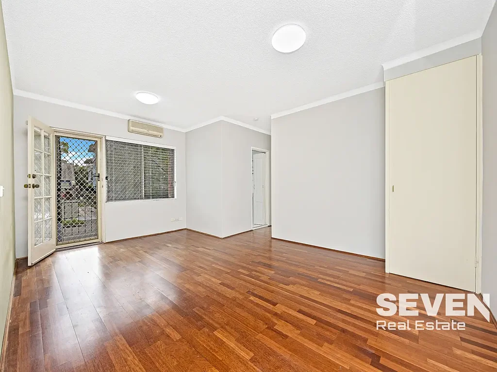 Light Filled Apartment, 100m to Light Rail Station