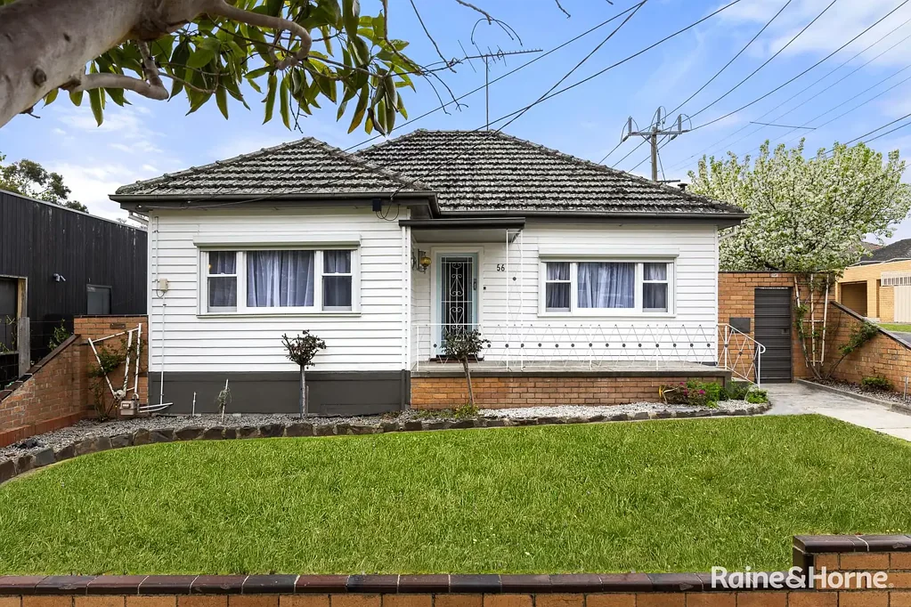 Reservoir 3 Slaapkamer For the First Time in 67 Years … A Beloved Home with Beauty, Heart & Potential