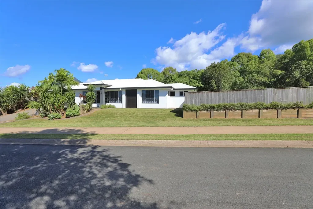 Something Special - Top Quality Modern Home - Fully Fenced