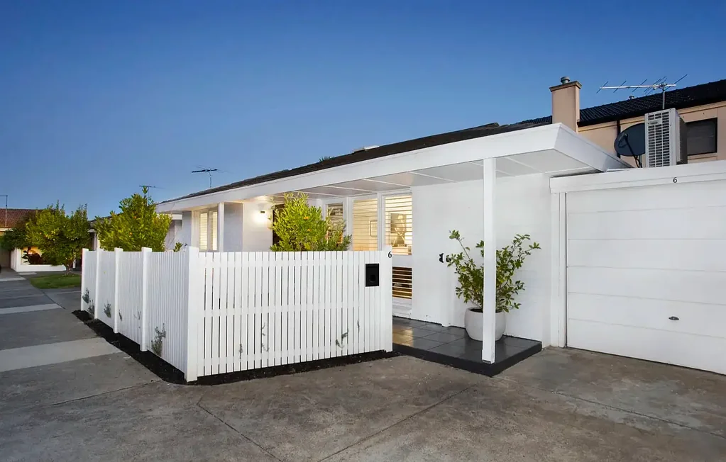 STYLISH BAYSIDE LIVING IN THE HEART OF MENTONE
