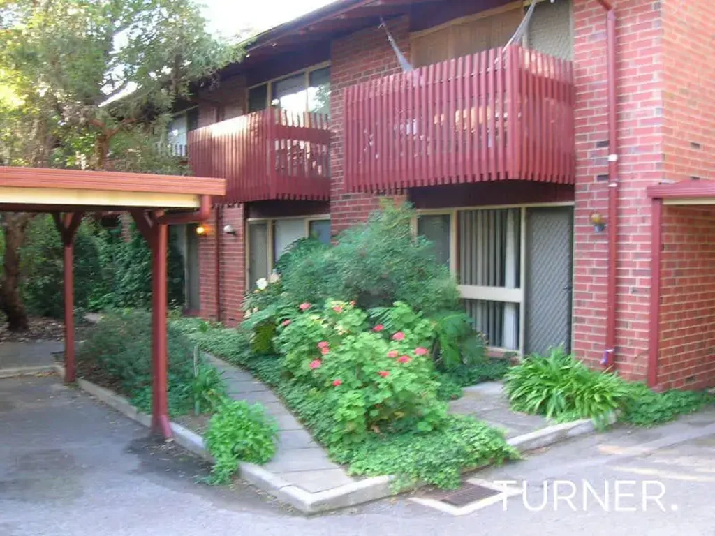 Modern Townhouse in Quiet Garden Setting, but so Close to the City!