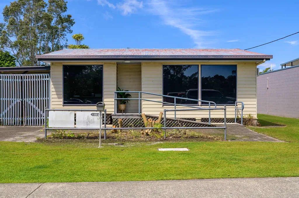 Tin Can Bay 1 Slaapkamer Invest, Develop or Establish – Central Local Centre Opportunity with Rear Lane Access