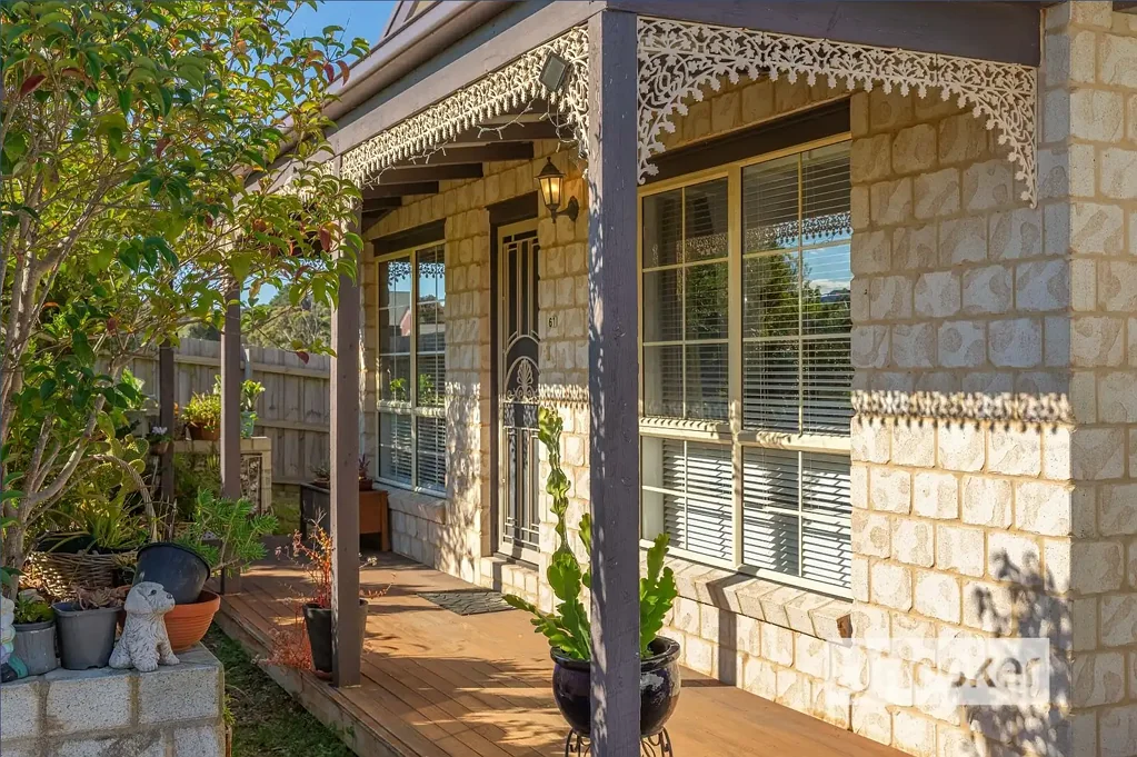 Lakes Entrance 5房  Spacious, Elevated Home with Ocean Glimpses