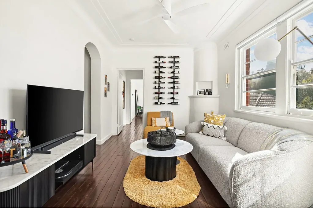 Neutral Bay 1房 顶层九套楼座 精心翻新 装饰艺术魅力 宽敞阳光卧室 Caesarstone厨房 便利海港海滩 Naturally Sunlit Art Deco Haven in Prime Harbourside Location
