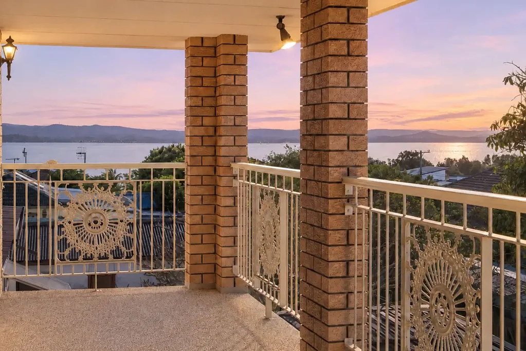The Entrance 4chambre Elevated Lakeside Retreat with Space, Views & Convenience