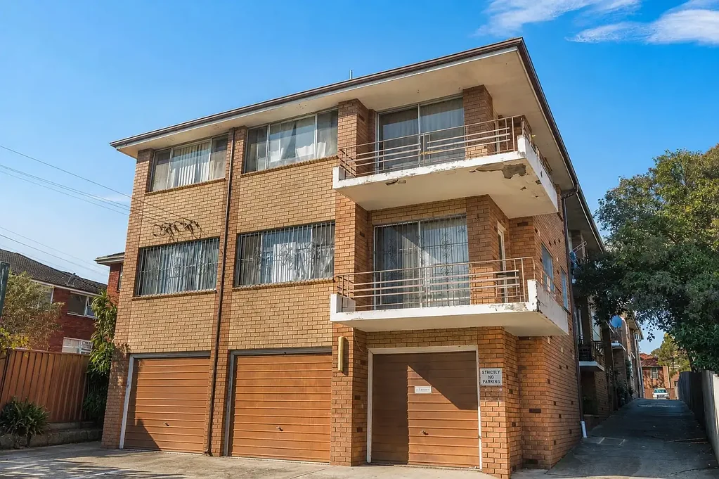 WELL KEPT TWO BEDROOM TOWNHOUSE STYLE UNIT IN A PRIME LOCATION
