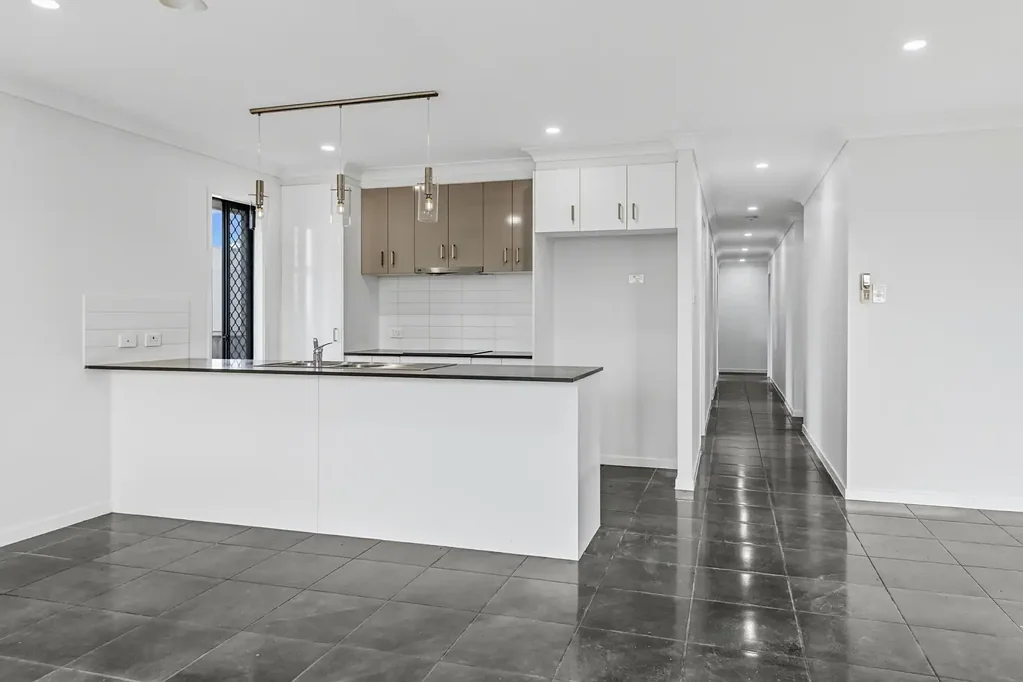 Redbank Plains 4房 全新装修 4卧2卫 双车位带锁 主卧套间 不锈钢电器 开放式设计 侧向通道潜力 步行至学校&商圈 随时可入住 Vacant and Ready Now – Motivated Seller Wants This Sold!