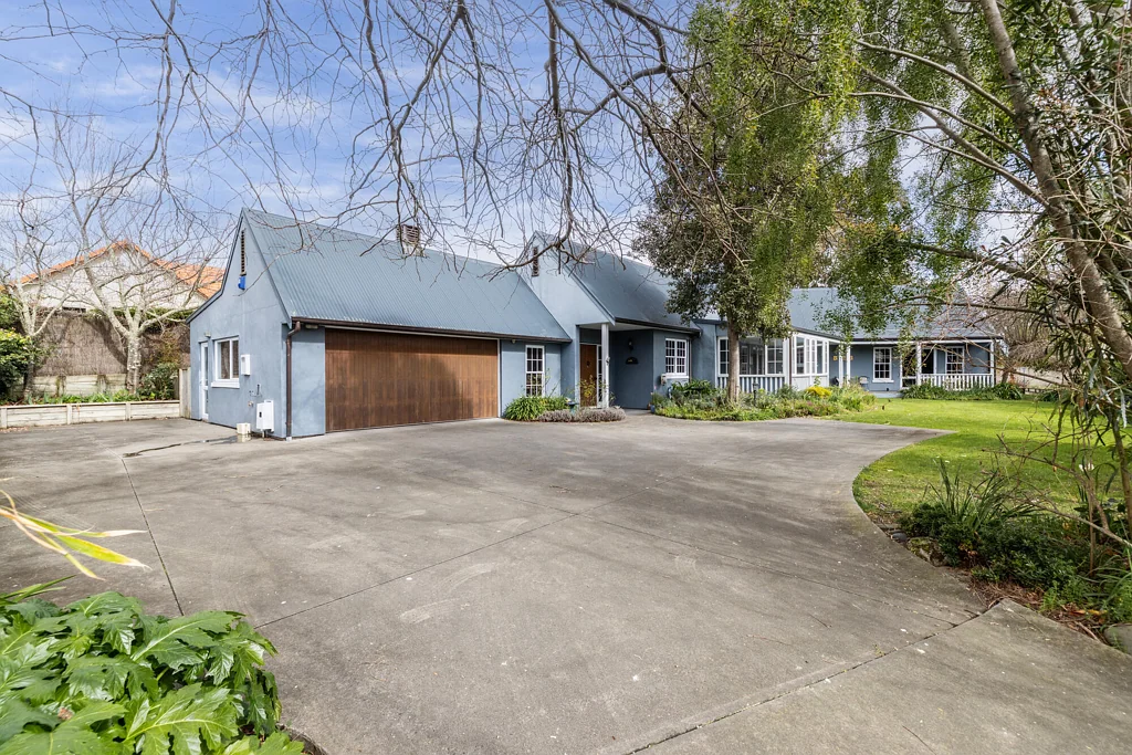 Havelock North 4房  A substantial home with huge potential