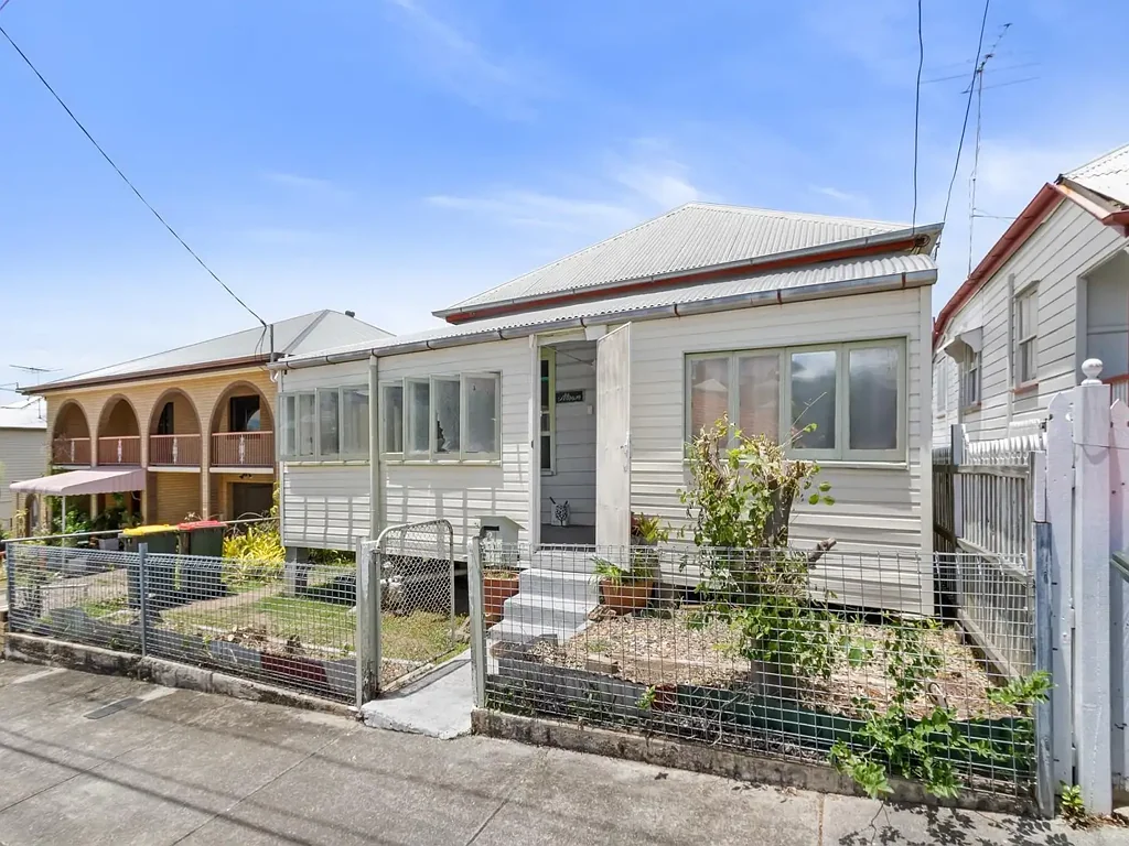 Charming Queenslander Cottage in Prime Red Hill Location
