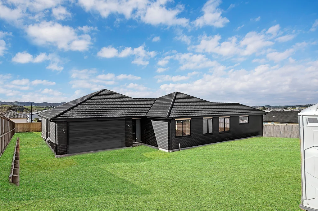 Pokeno 6Moenga Premium 3+3 Dual-Living Design - 6 Bedrooms, 2 Kitchens, 4 Bathrooms