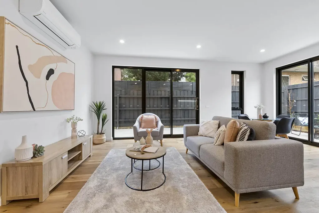 SPACIOUS APARTMENT WITH HUGE PRIVATE COURTYARD | Besser+Co