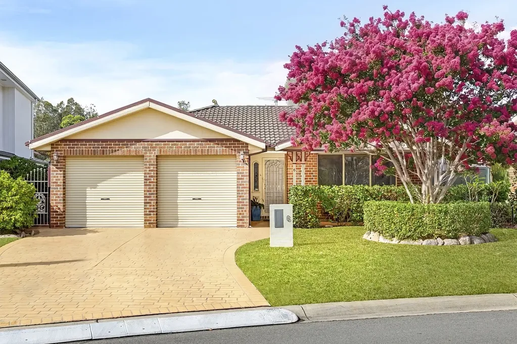 Glenmore Park 4房 Glenmore Park宝地 四卧宽敞布局 双车库内设 近学园商圈 未来机场近享 Spacious Family Living in a Prime Location