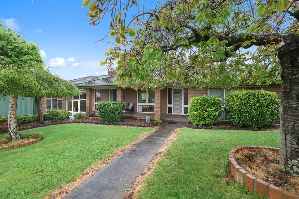 Drouin East 3कमरा Stunning & Spacious Property with Shedding on 1538m²