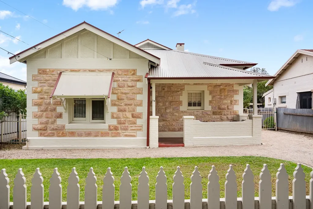 Nailsworth 5ห้องนอน 5 Bedrooms, 3 Living Areas, Lofty ceilings through-out, Timber windows, 696sqm Allotment