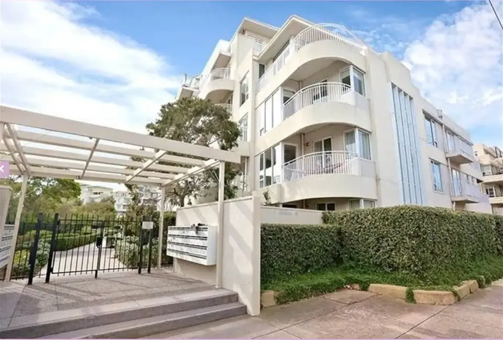 Port Melbourne Park side/Bay side living 2 bedroom 1 bath private Balcony, 2 car spaces. Close to Bay Street easy Light Rail access to the CBD
