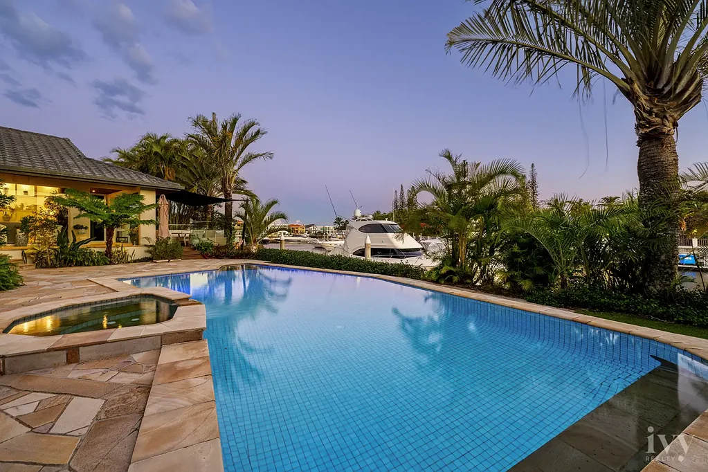 Paradise Point 5房  Elegant Hamptons-Style Waterfront Entertainer with Enviable Views