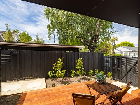 Saint Albans 3房  Sleek, Stylish, and Steps from Merivale Mall