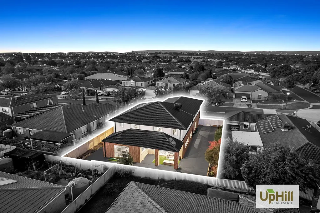 Cranbourne East 5Kwarto Elegance & Sophistication in the Prestigious Hunt Club Estate - Virtually BRAND NEW