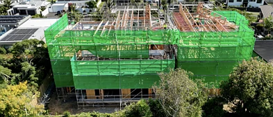 东区富人区炸锅！三层高密住宅“压境”，居民怒喊隐私全毁