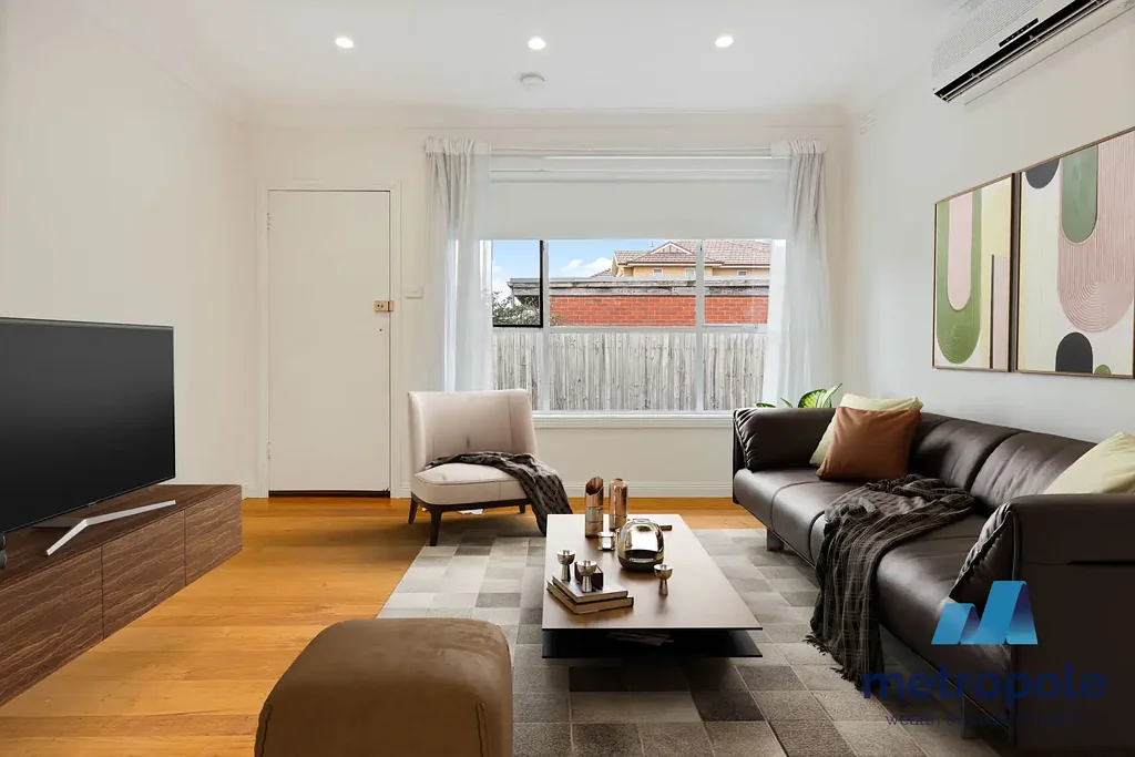 SPACIOUS TWO-BEDROOM VILLA WALKING DISTANCE TO TRAIN!