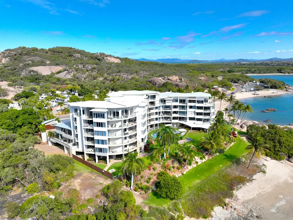 Bowen 2침실 Beachfront Apartment with Stunning Ocean Views
