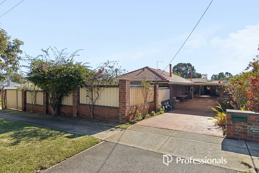 Balga 4 Bedroom SPACIOUS FAMILY LIVING WITH INCREDIBLE ENTERTAINING & WORKSHOP SPACE