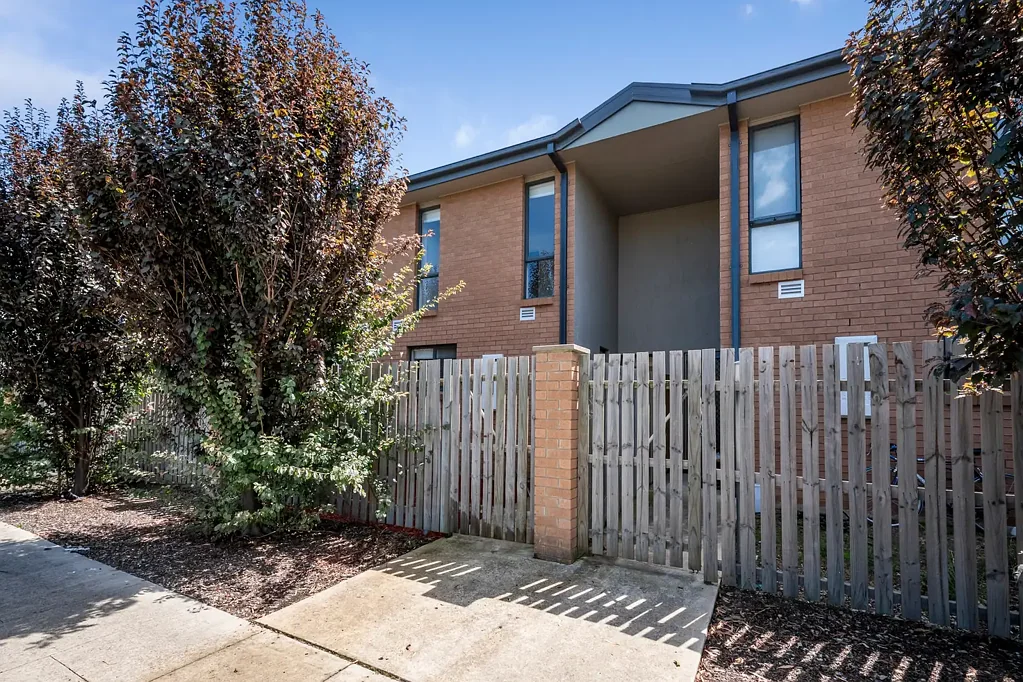 Harrison 2chambre Turnkey ready townhouse with views of the pond