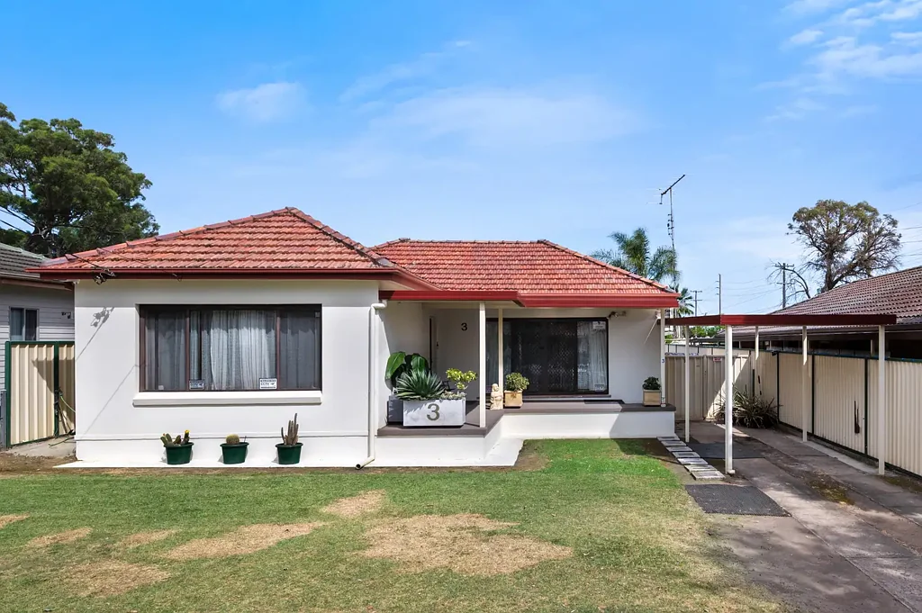 St Marys 3房 三居室住宅 美丽木纹地板 宽敞开放设计 主卧特色墙 充足自然光 巨大遮蔽露台 草地后院 双车库 停车便利 步行火车站 未来地铁枢纽 Prime Future Potential in the Heart of St Marys!!