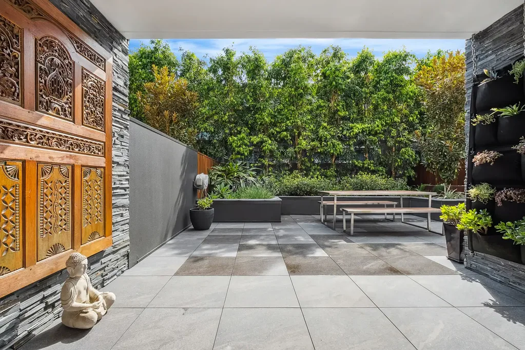 Refurbished oversized one bedroom + study courtyard apartment