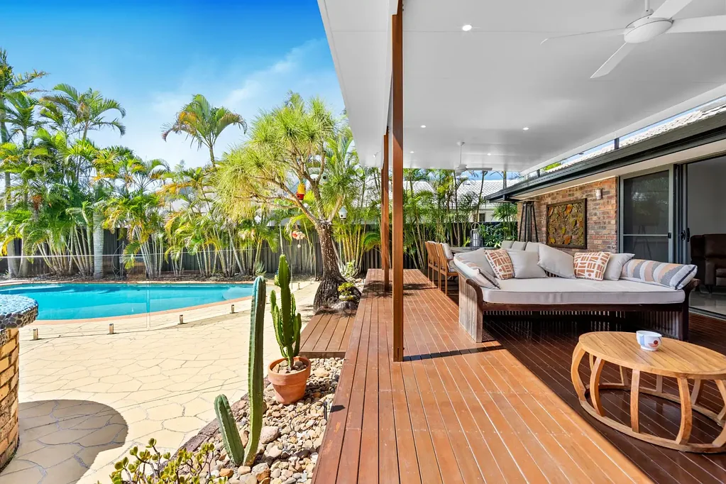 Paradise Point 4कमरा Rare offering - updated single-level home on 1,047 sqm block in the heart of paradise.