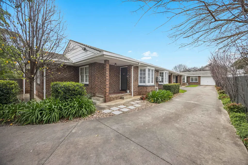 Royston Park 2 Slaapkamer Rear Unit in a Group of Four + Blue-Chip Locale