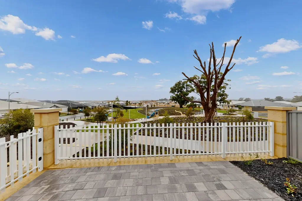 OVERLOOKING PARKLANDS