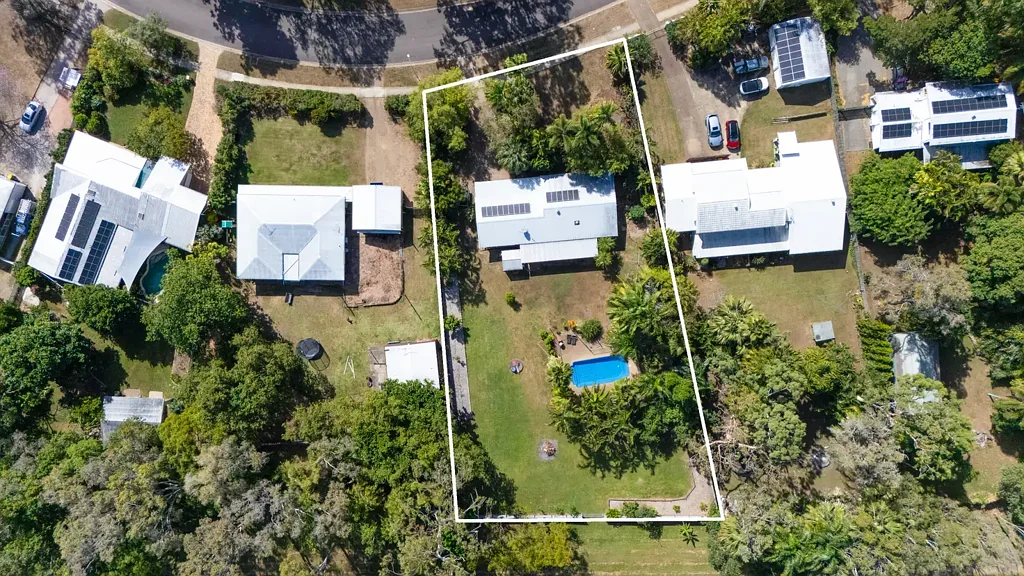 Bushland Beach 3 Slaapkamer Expansive Coastal Living on a Rare 1,990m² Allotment