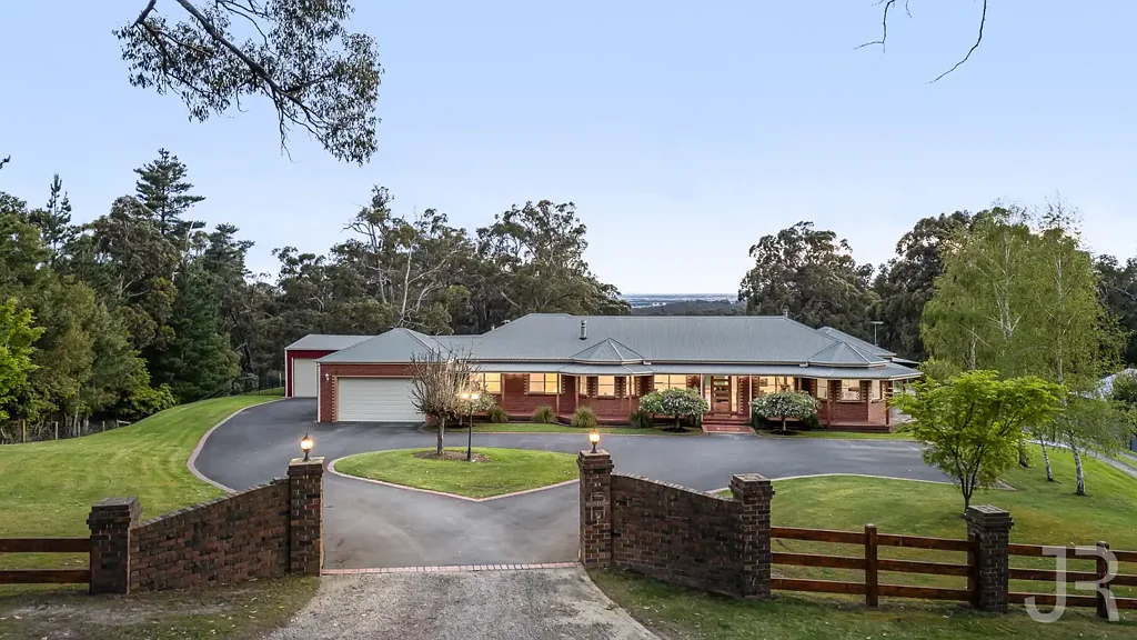 Beaconsfield Upper 7 Slaapkamer The Dual-Living Lifestyle, Redefined.