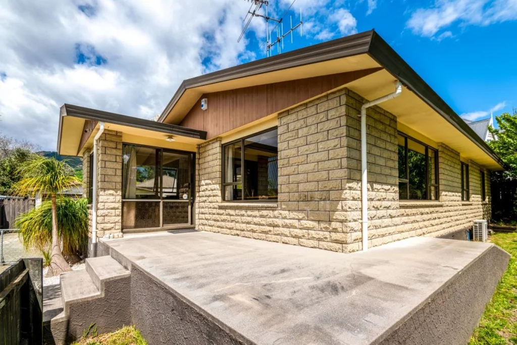 Richmond 3Moenga Three Bedrooms, Plus Huge Garaging on Hunter Ave!