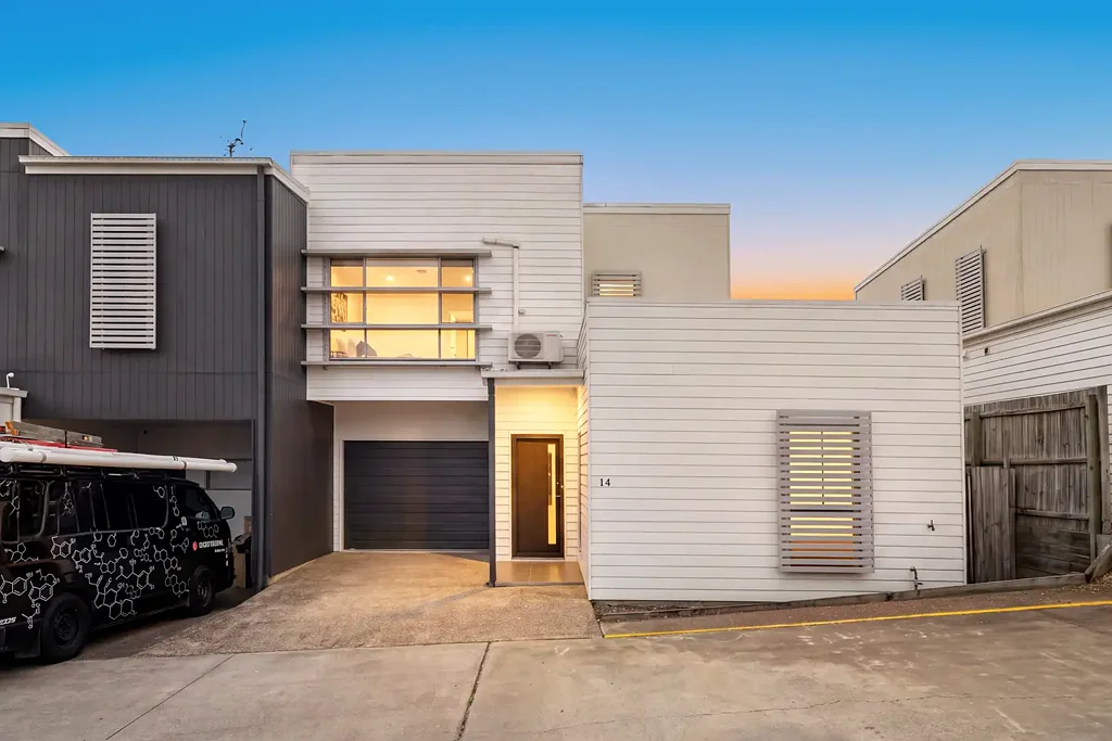 Parkinson 3ਬੈੱਡਰੂਮ Modern 3-Bed Townhouse with Ground-Floor Bedroom, Bathroom and High Ceilings Both Levels