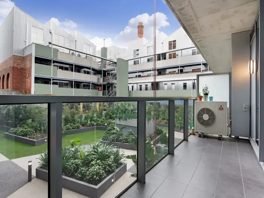 Prahran 1ਬੈੱਡਰੂਮ Prime Investment Opportunity in Vibrant Prahran!
7.3% Rental Yield (current appraisal*) + 3 Months FREE Property Management! Suit Owner Occupier TOO!