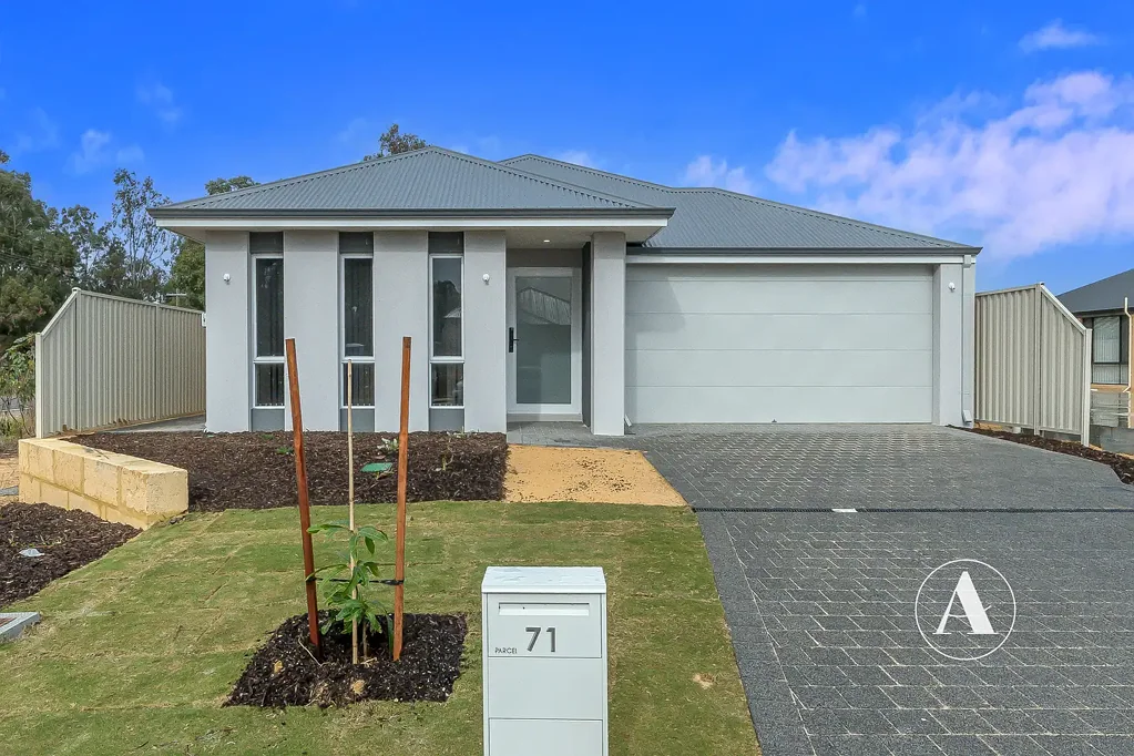 SPACIOUS FAMILY LIVING IN THE HEART OF HILBERT